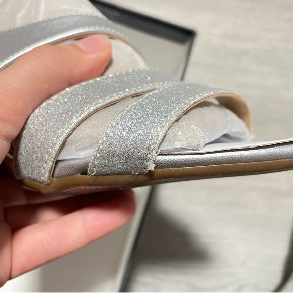 ❌SOLD❌NATURALIZER Women’s Brenta Heeled Open Toe Sandals Size 8 Silver - Picture 6 of 8